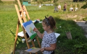 Mała artystka podczas malowania