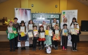 Laureaci konkursu trzymajacy nagrody oraz jury