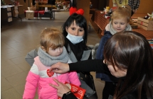 zadowolone i szczesliwe kobietki podczas kiermaszu