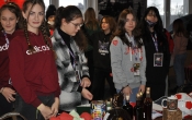 usmiechnieci wolontariusze w czasie ogladania przedmiotow kiermaszowych