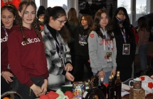 usmiechnieci wolontariusze w czasie ogladania przedmiotow kiermaszowych