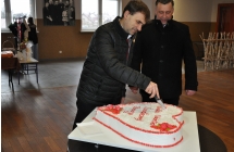 przedtawiciele wladz Gminy Malanow krojacych tort