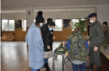 mieszkancy z zaciekawieniem ogladajacy stanowisko militarne z lat PRL-u