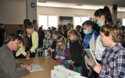 Krzystzof Petekek wpisujacuy dedykacje uczestnikom spotkania
