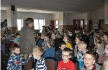 Krzysztof Petek posrod malanowskich uczniow