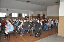 Uczniowie i nauczyciele SP Malanow w trakcie spotkania z Krzystzofem Petkiem
