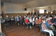Uczniowie klas I-III Sp Malanow w trakcie spotkania autorskiego