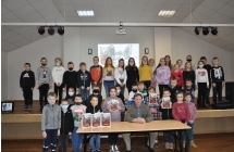 Uczniowie klas I-III Szkoly Podstawowej w Dziadowicach z Krzysztofem Petkiem