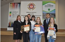 Laureaci konkursu plastycznego Zapobiegamy pozarom - grupa wiekowa klasy cztry - osiem wraz z organizatorami