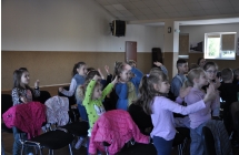 Grupka dzieci macha rekoma