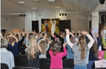 Widownia macha do aktorow na scenie
