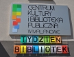 Tablica z logo Centrum Kultury i Biblioteka Publiczna w Malanowie, pod spodem napis tydzien bibliotek