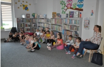 Przedszkolaki z grupy VIII w trakcie lekcji bibliotecznej