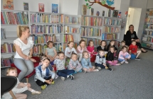 Przedszkolaki sluchaja opowiesci ze swiata lak