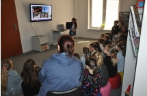 Uczniowie klasy 2b w trakcie prezentacji multimedialnej