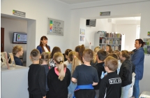 Uczniowie klasy 2b poznaja zasady korzystania z biblioteki