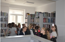 Uczniowie klasy 2b zwiedzaja biblioteke