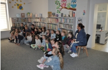 Klasa 2b w trakcie lekcji bibliotecznej