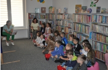 Dzieci sluchaja zagadek o bohaterach bajek.