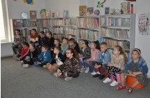 Uczniowie klasy 2 a w trakcie lekcji bibliotecznej