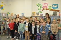 Dzieci pozuja z bibliotekarkami
