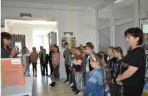 Uczniowie klasy 2 a poznaja zasady korzystania z biblioteki