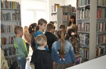 Dzieci z klasy 2 a zwiedzaja biblioteke