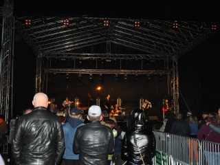 Punlicznosc, w tle scena