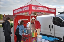 Stoisko z wata cukrowa i popcornem
