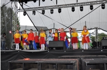 Przedszkolaki ubrane w zolto-czerwone stroje