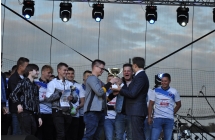 Pilkarze odbieraja nagrode