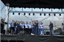 Pilkarze na scenie odbieraja nagrode