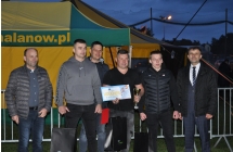 Mezczyzni z nagrodami oraz organizatorzy konkursu silowego