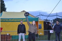 Kobieta podnoszaca ciezarek