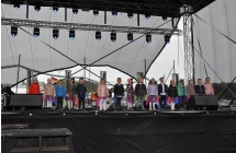 Grupa dzieci podczas wystepu