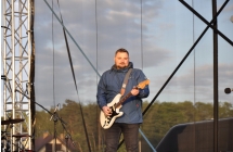 Gitarzysta na scenie