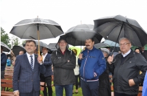 Czterej mezczyzni pod parasolami