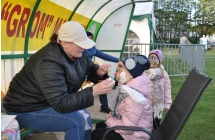 Animatorka malujaca twarz dziecku