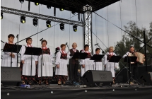 Zespol ludowy na scenie
