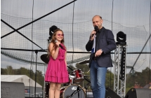 Woklaistka i konferansjer na scenie