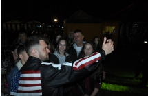 Wokalista Defis i jego wielbiciele