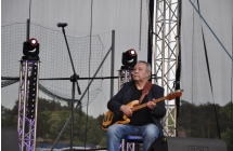 Siedzacy gitarzysta