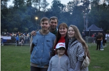 Piecioosobowa rodzina pozuje do zdjecia