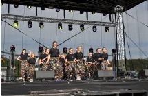 Mlodziez tanczy na scenie
