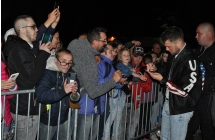 Ludzie oczekujacy na autograf