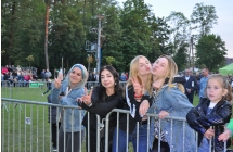 Grupka dziewcza przy barierkach