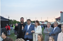 Grupka ludzi pzyje do zdjecia
