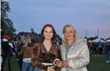 Dwie kobiety pozuja do zdjecia