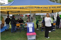 Dorosli i dzieci podczas tworzenia prac plastycznych