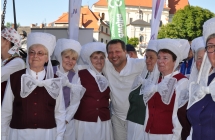 Siedem kobiet w strojach ludowych i mezczyzna